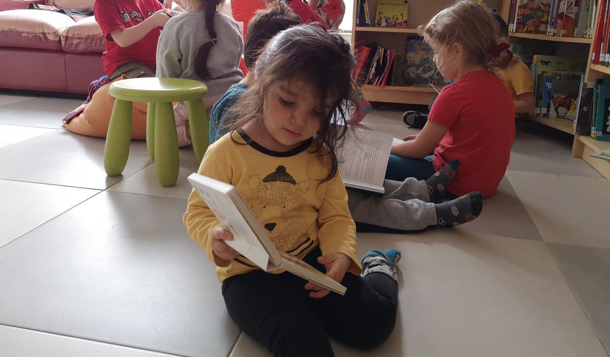 Niña en biblioteca